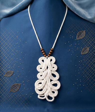 Makramee Blatt Kette mit Holzperlen. Filigranes Geflecht in organischer Form verleiht diesem Schmuckstück Leichtigkeit und natürlichen Ausdruck.